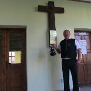 HOG Sanktandres spendet Kreuz für Dorfmuseum