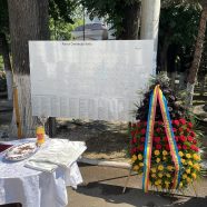 Neue Hinweistafel am Bellu-Friedhof in Bukarest